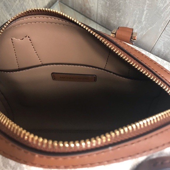 Michael Kors Hayes Small Duffle Bag Vanilla W - Picture 6 of 7